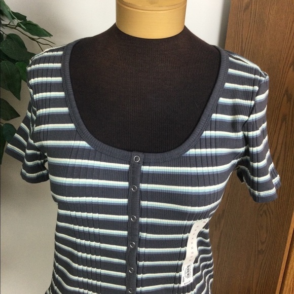 SO XL snap through short sleeve scoopneck ribbed tee Color is navy strip… - Picture 5 of 11
